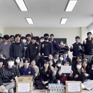 간식을 손에들고 기념촬영을 하고있는 응급구조과 학생들 모습