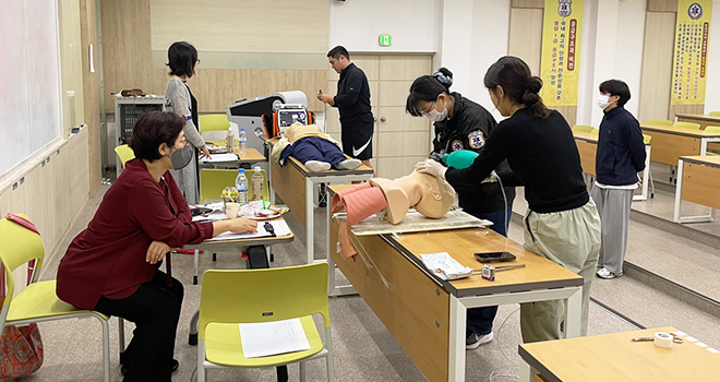 응급구조 실기시험을 하고 있는 학생들 모습